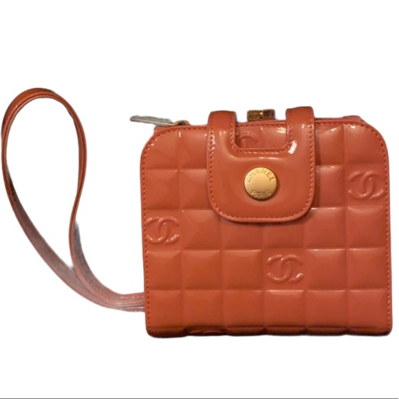 CHANEL VTG PINK CHOCOLATE BAR WRISTLET WALLET BAG BARBIECORE ⭐️⭐️⭐️⭐️⭐️ - Picture 3 of 15